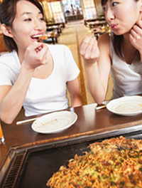 女性のもんじゃ食事風景